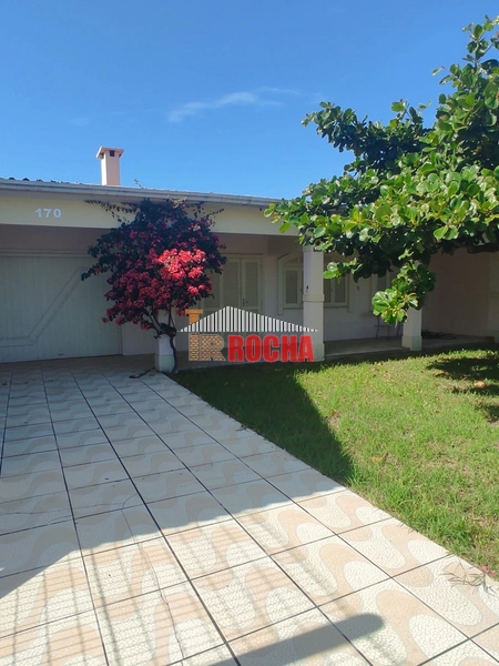 CASA COM LAJE A UMA QUADRA DO MAR!: 2ª foto da galeria de imagens do imóvel