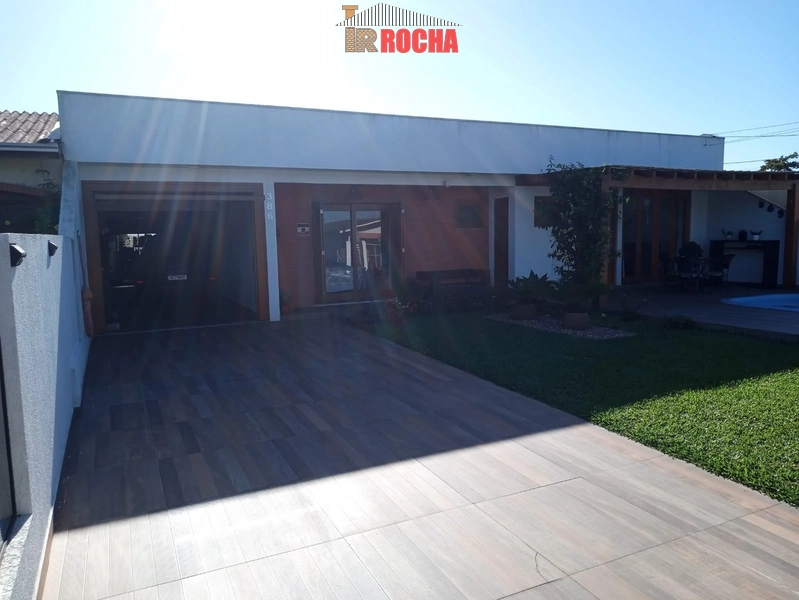CASA COM PISCINA A POUCOS METROS DO MAR!: 3ª foto da galeria de imagens do imóvel