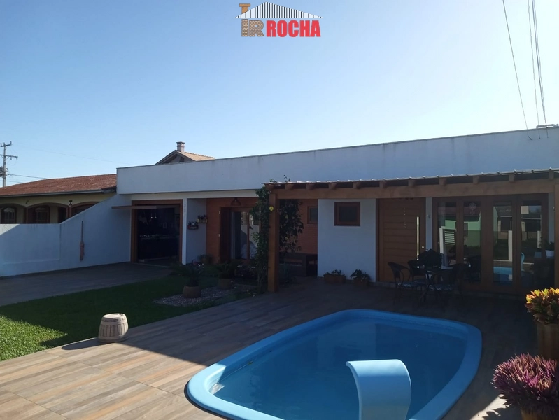 CASA COM PISCINA A POUCOS METROS DO MAR!: 2ª foto da galeria de imagens do imóvel
