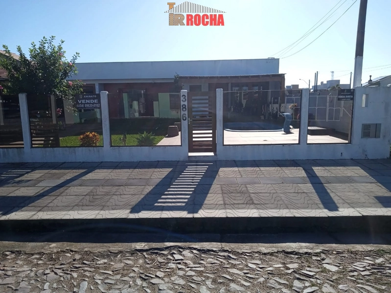 CASA COM PISCINA A POUCOS METROS DO MAR!: 1ª foto da galeria de imagens do imóvel
