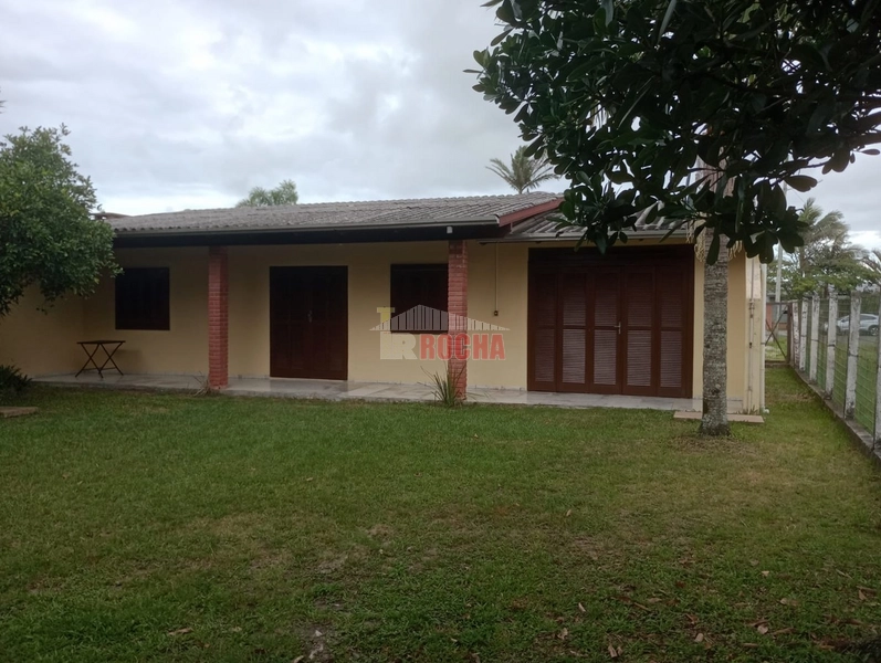 EXCLUSIVIDADE! CASA A POUCOS METROS DO MAR PRAIA ARROIO TEIXEIRA!