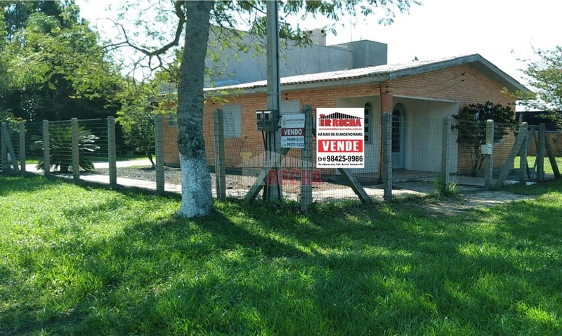 CASA COM AMPLO TERRENO DE ESQUINA EM PRAIA DE ARROIO TEIXEIRA: 1ª foto da galeria de imagens do imóvel