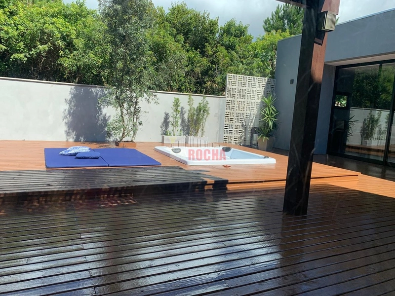 CASA COM AMPLO TERRENO DE ESQUINA EM PRAIA DE ARROIO TEIXEIRA: 4ª foto da galeria de imagens do imóvel