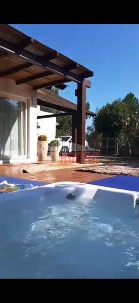 CASA COM AMPLO TERRENO DE ESQUINA EM PRAIA DE ARROIO TEIXEIRA: 2ª foto da galeria de imagens do imóvel