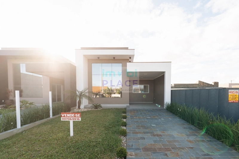 Casa de Alto Padrão no Centro de Imbé – Design Moderno e Acabamentos I: 2ª foto da galeria de imagens do imóvel