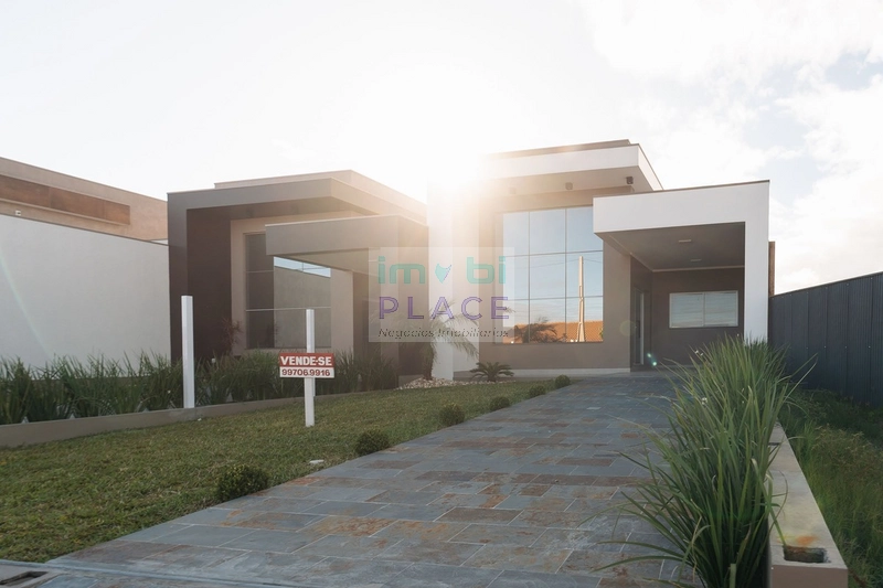 Casa de Alto Padrão no Centro de Imbé – Design Moderno e Acabamentos I: 4ª foto da galeria de imagens do imóvel