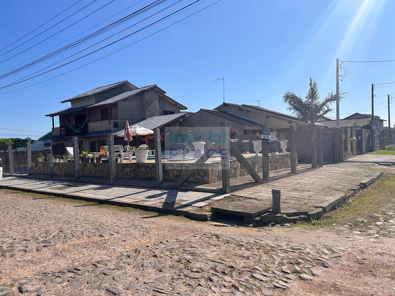 Casa de Esquina com Piscina e Amplo Espaço!: 2ª foto da galeria de imagens do imóvel