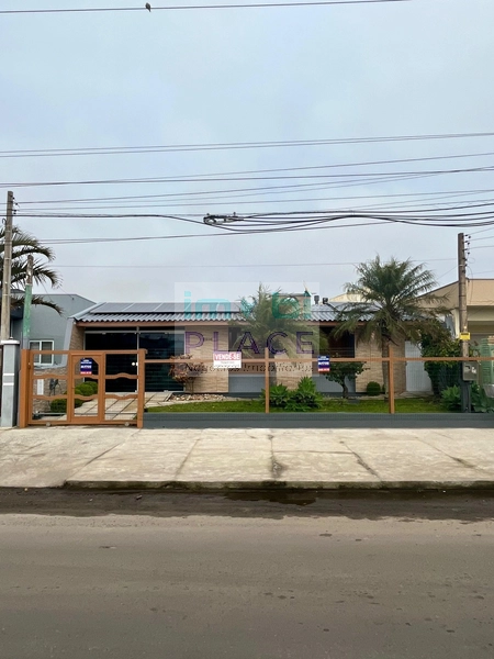 Casa com 3 dormitórios e piscina: 1ª foto da galeria de imagens do imóvel