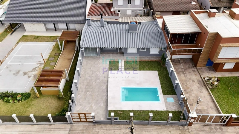 Casa com Amplo Pátio e Piscina em Tramandaí: 2ª foto da galeria de imagens do imóvel