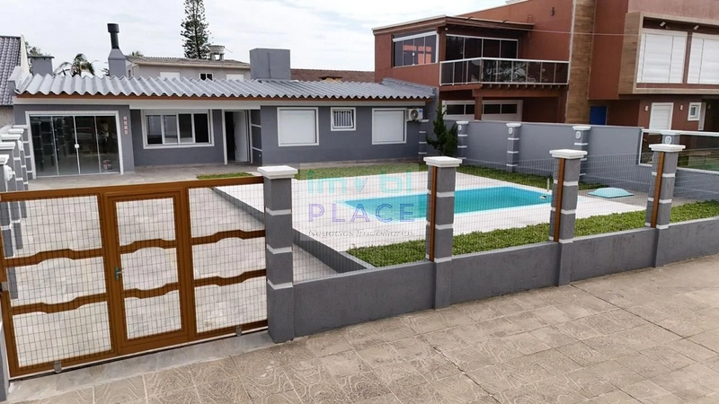 Casa com Amplo Pátio e Piscina em Tramandaí: 1ª foto da galeria de imagens do imóvel