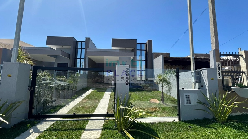Casa com 3 dormitórios e paisagismo: 3ª foto da galeria de imagens do imóvel
