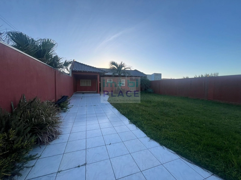 Casa Ampla com 3 Dormitórios e Terreno Espaçoso – Próxima ao Mar!: 1ª foto da galeria de imagens do imóvel