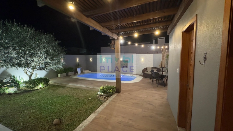Casa com piscina: 3ª foto da galeria de imagens do imóvel