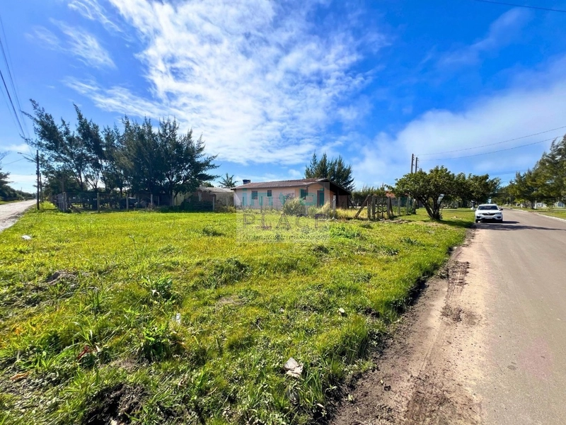 Terreno de esquina à venda: 2ª foto da galeria de imagens do imóvel