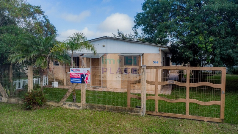 Casa à venda com amplo espaço: 3ª foto da galeria de imagens do imóvel