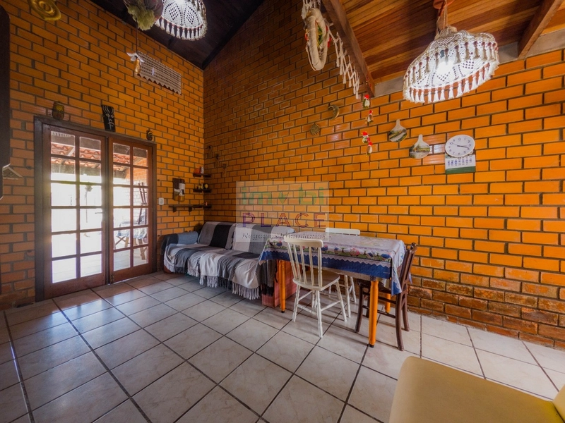 Casa à venda com arquitetura diferenciada: 2ª foto da galeria de imagens do imóvel