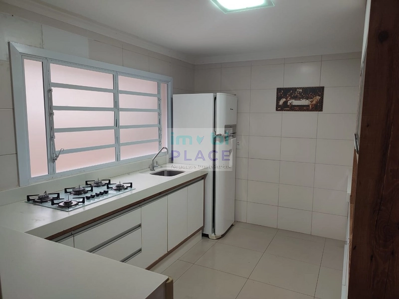 Residência Espaçosa com Piscina em Localização Central: 6ª foto da galeria de imagens do imóvel
