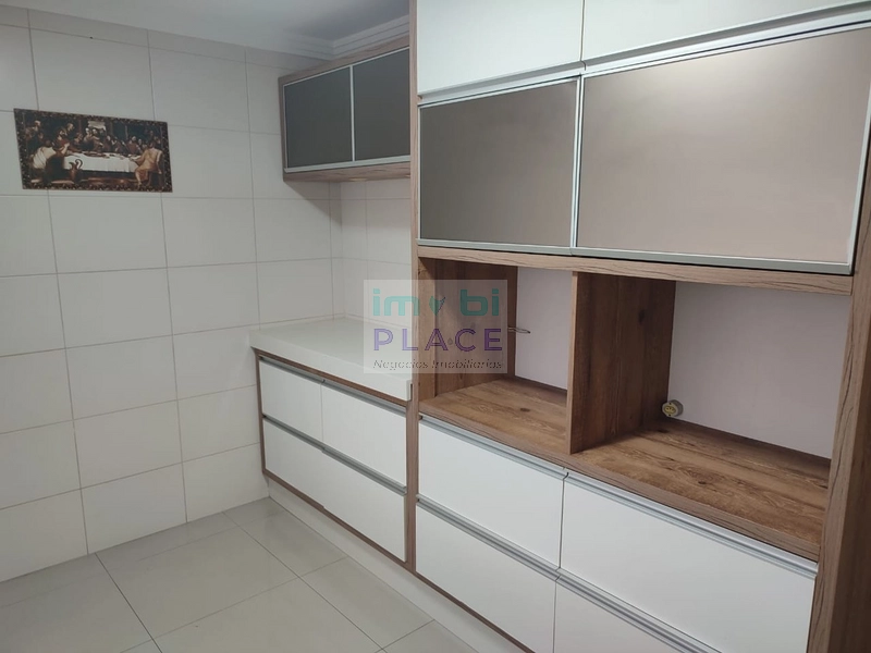 Residência Espaçosa com Piscina em Localização Central: 9ª foto da galeria de imagens do imóvel