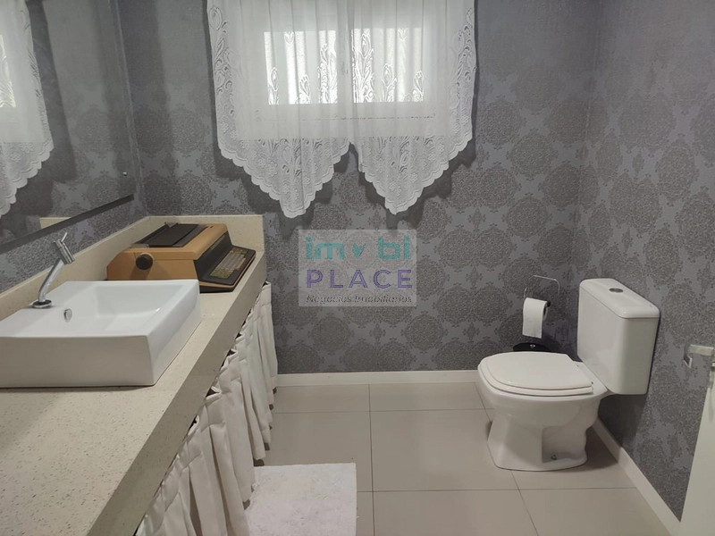 Residência Espaçosa com Piscina em Localização Central: 2ª foto da galeria de imagens do imóvel