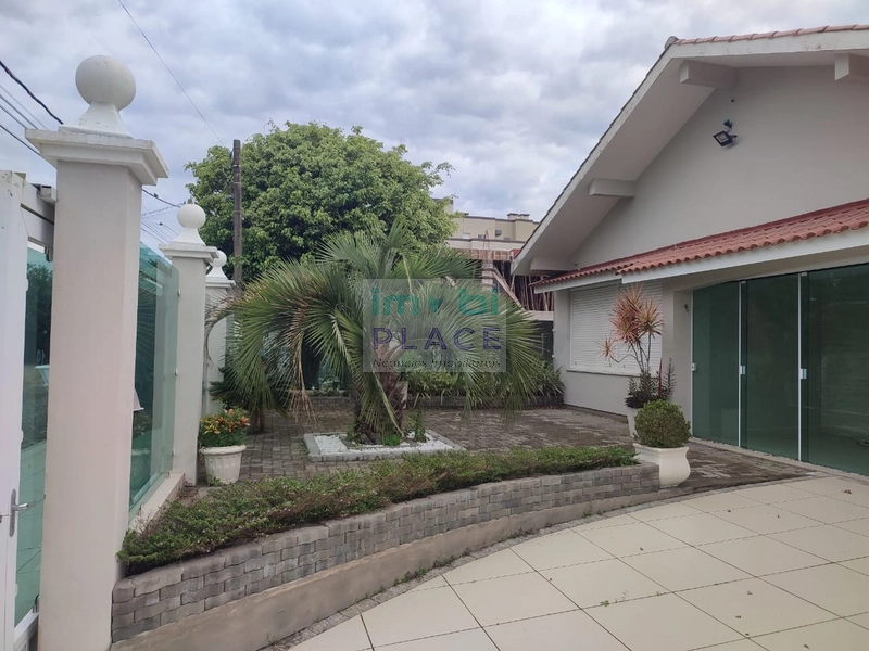 Residência Espaçosa com Piscina em Localização Central: 3ª foto da galeria de imagens do imóvel