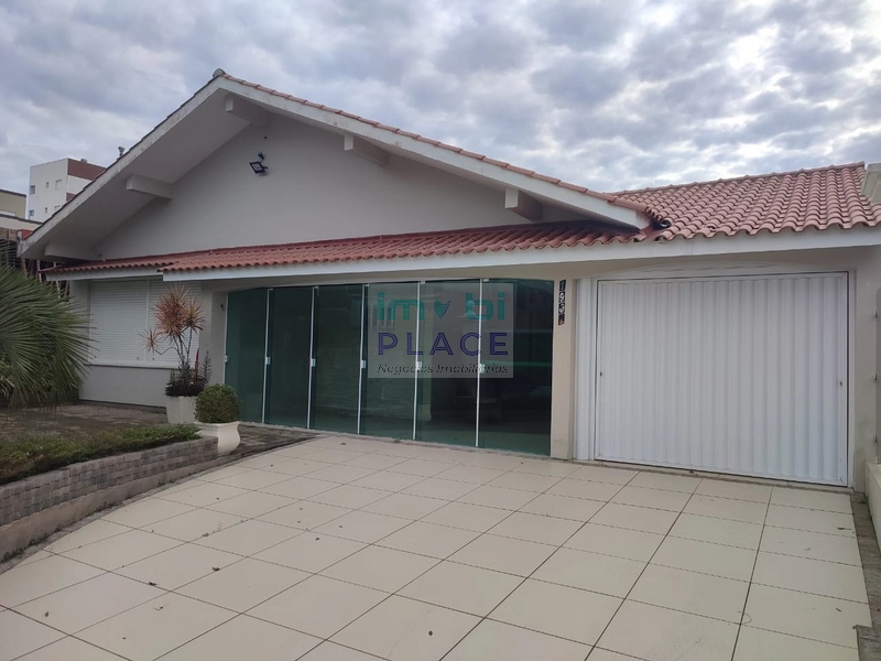 Residência Espaçosa com Piscina em Localização Central: 1ª foto da galeria de imagens do imóvel