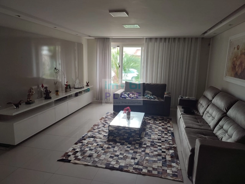 Residência Espaçosa com Piscina em Localização Central: 7ª foto da galeria de imagens do imóvel