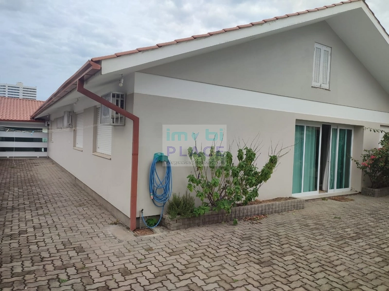 Residência Espaçosa com Piscina em Localização Central: 18ª foto da galeria de imagens do imóvel