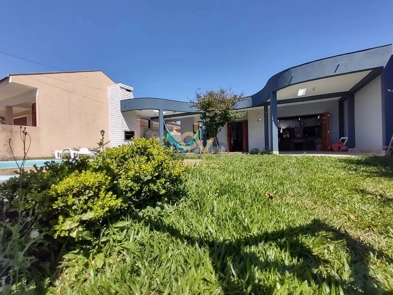Belíssima casa com piscina próxima ao mar Atlântida Sul: 2ª foto da galeria de imagens do imóvel