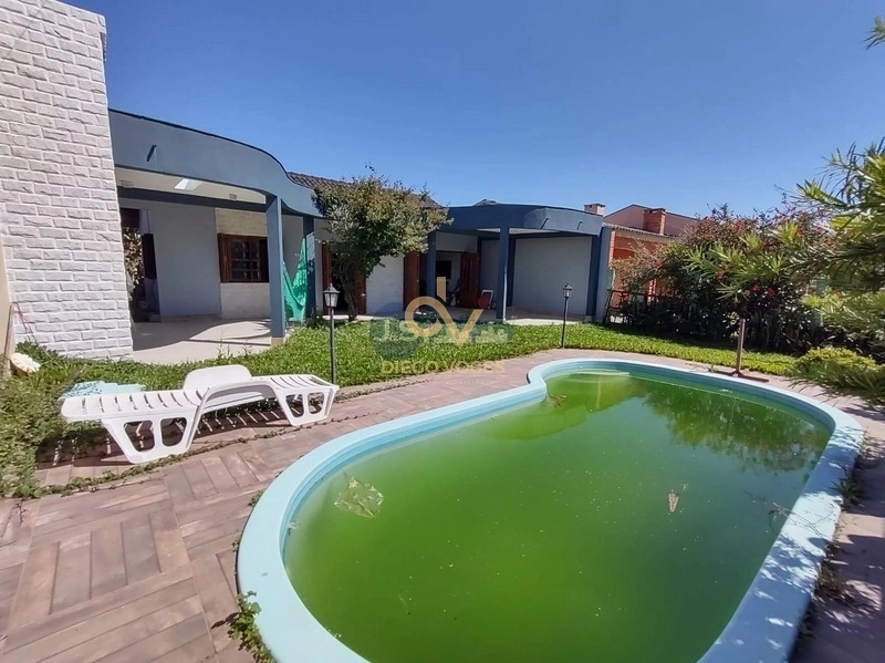 Belíssima casa com piscina próxima ao mar Atlântida Sul: 3ª foto da galeria de imagens do imóvel