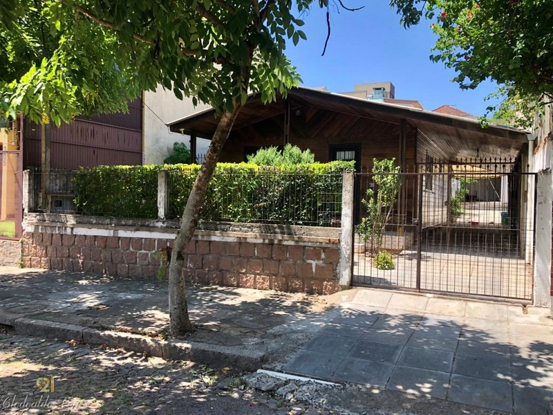 Casa/terreno localizada em uma ótima rua elevada e calma;