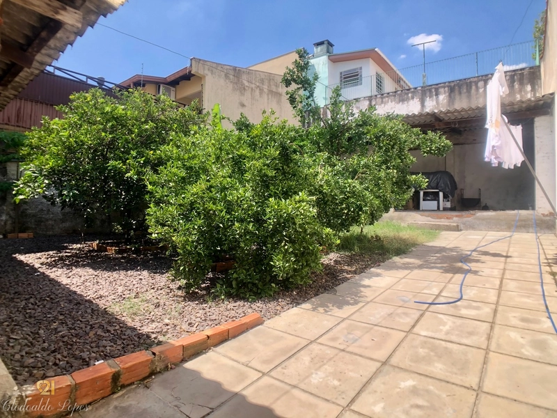 Casa/terreno localizada em uma ótima rua elevada e calma;: 2ª foto da galeria de imagens do imóvel