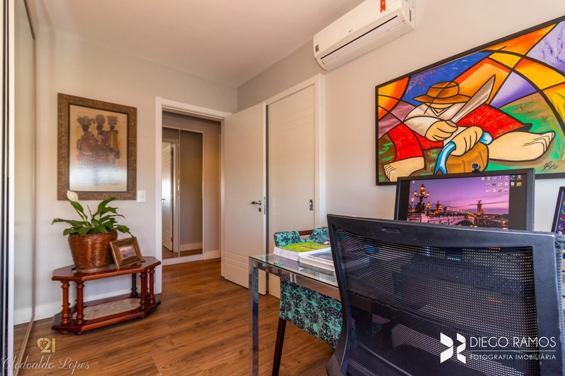 Apartamento 4 suítes, 3 vagas individuais, bairro Menino Deus;: 27ª foto da galeria de imagens do imóvel