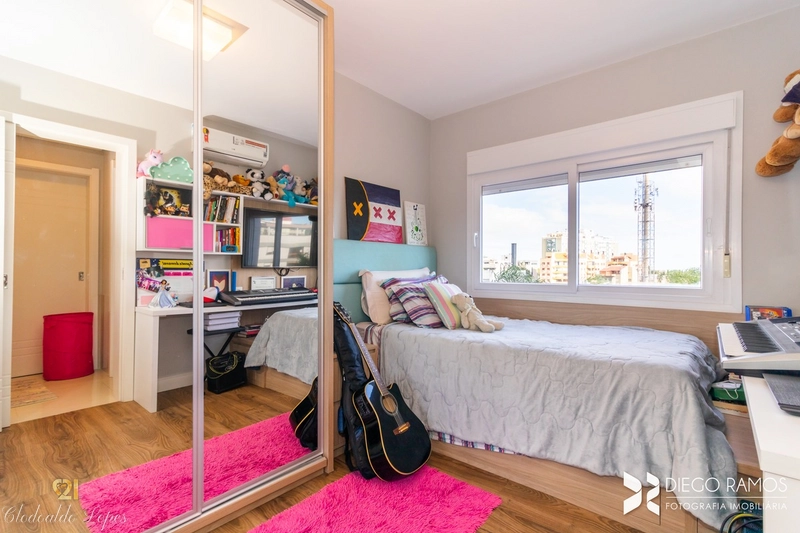 Apartamento 4 suítes, 3 vagas individuais, bairro Menino Deus;: 16ª foto da galeria de imagens do imóvel