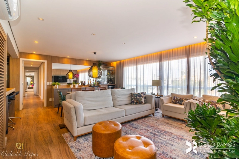 Apartamento 4 suítes, 3 vagas individuais, bairro Menino Deus;