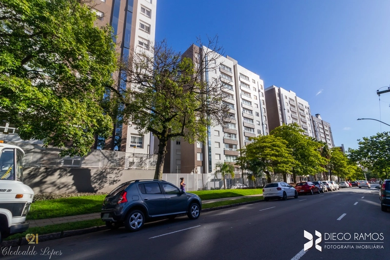 Apartamento 4 suítes, 3 vagas individuais, bairro Menino Deus;: 35ª foto da galeria de imagens do imóvel