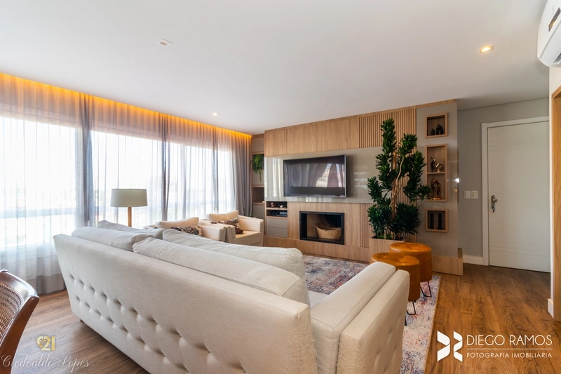 Apartamento 4 suítes, 3 vagas individuais, bairro Menino Deus;: 4ª foto da galeria de imagens do imóvel