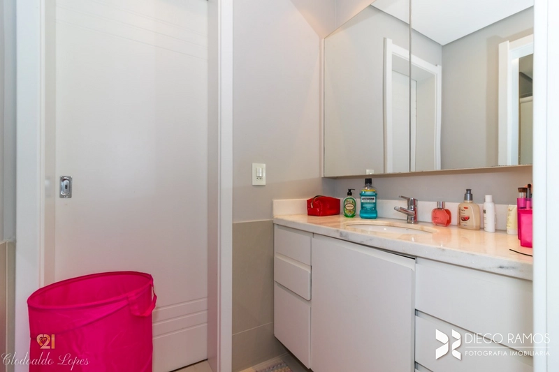 Apartamento 4 suítes, 3 vagas individuais, bairro Menino Deus;: 18ª foto da galeria de imagens do imóvel