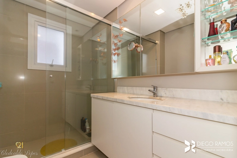 Apartamento 4 suítes, 3 vagas individuais, bairro Menino Deus;: 24ª foto da galeria de imagens do imóvel