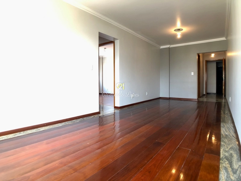 Apto 2 quartos, 2 banheiros, vaga, no Centro Histórico