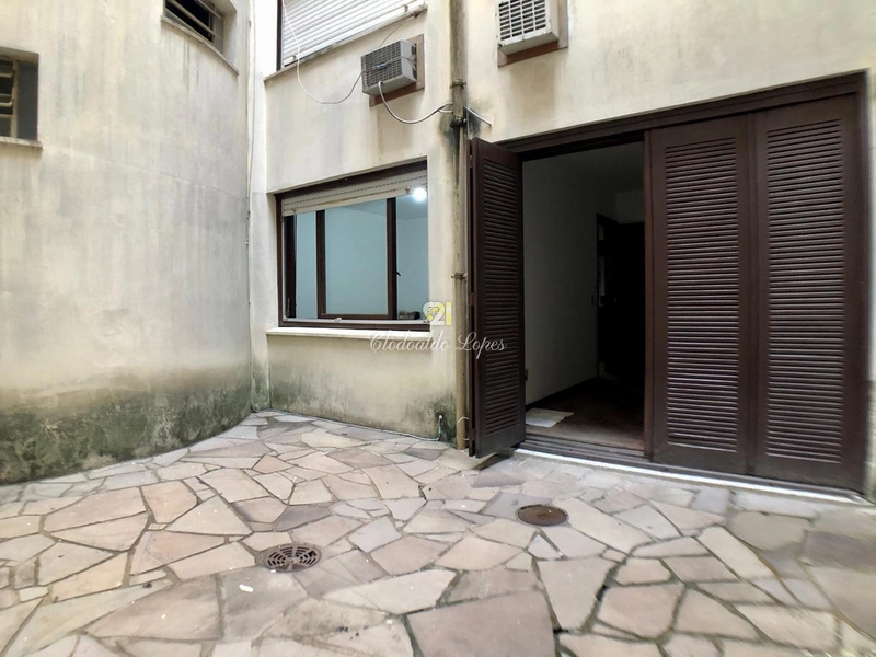 Apto 2 quartos, 2 banheiros e 2 pátios, entre col. Militar e Clínicas: 6ª foto da galeria de imagens do imóvel