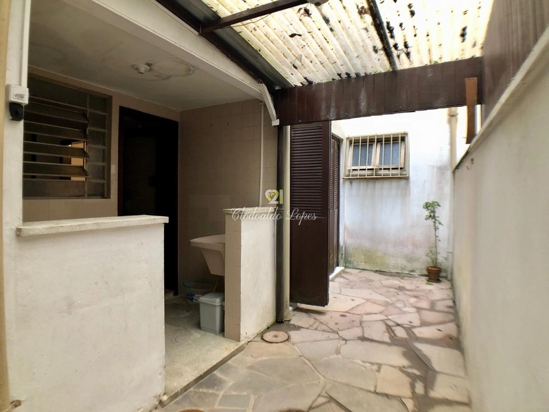 Apto 2 quartos, 2 banheiros e 2 pátios, entre col. Militar e Clínicas: 5ª foto da galeria de imagens do imóvel