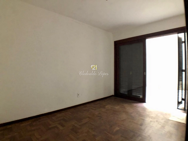 Apto 2 quartos, 2 banheiros e 2 pátios, entre col. Militar e Clínicas