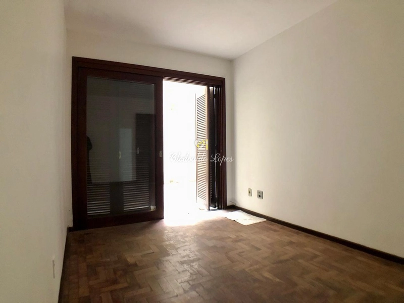 Apto 2 quartos, 2 banheiros e 2 pátios, entre col. Militar e Clínicas: 3ª foto da galeria de imagens do imóvel