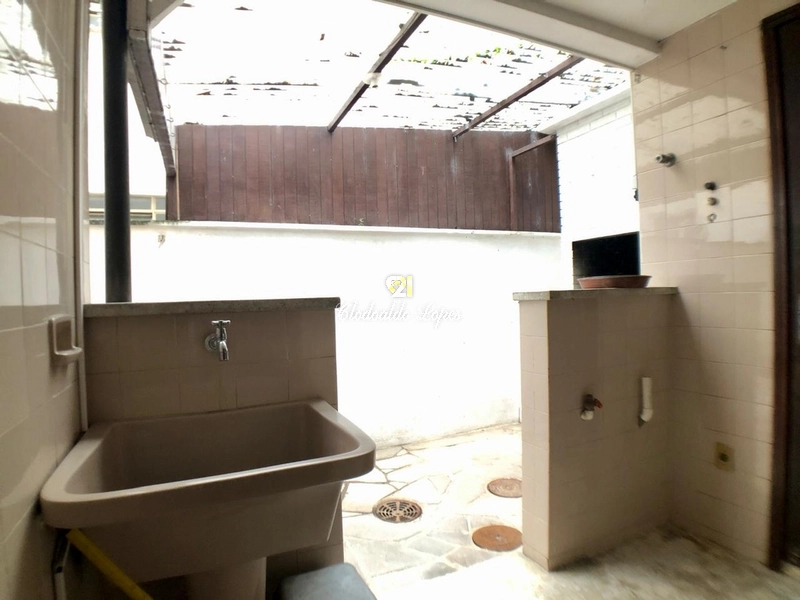 Apto 2 quartos, 2 banheiros e 2 pátios, entre col. Militar e Clínicas: 9ª foto da galeria de imagens do imóvel