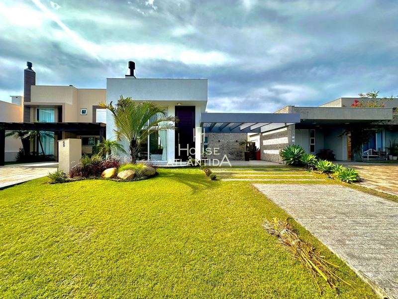 Residência térrea estilo contemporâneo no condomínio Riviera Xangri la: 1ª foto da galeria de imagens do imóvel