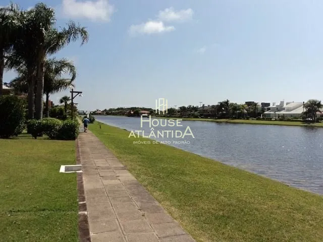 Belíssima residência, à beira do lago, no Condomínio Lagos park: 10ª foto da galeria de imagens do imóvel