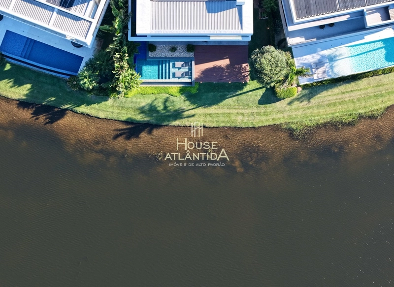 Sobrado a beira lago no condomínio Enseada: 3ª foto da galeria de imagens do imóvel