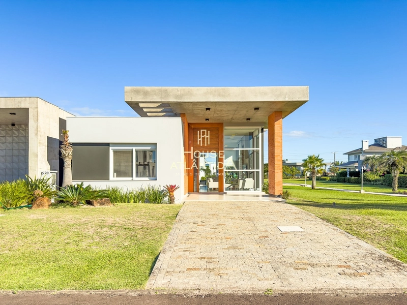 Magnífica casa beira lago de alto padrão construtivo, com 4 suítes.: 1ª foto da galeria de imagens do imóvel