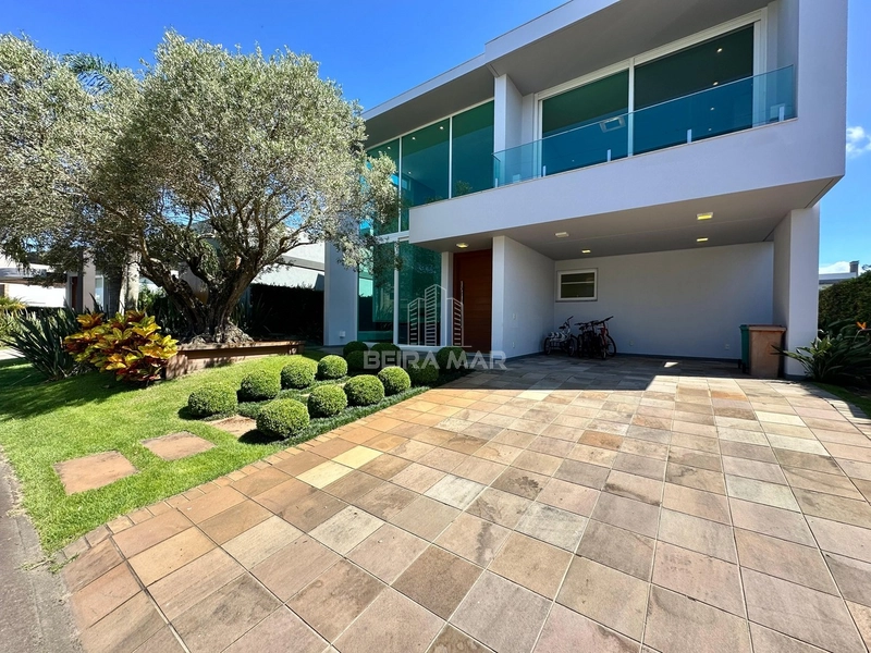 Sobrado à Beira Lago em Condomínio