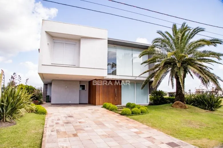 Sobrado beira lago, decorado